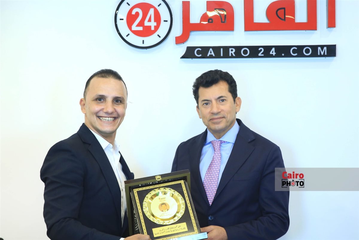 تكريم وزير الرياضة بعد ندوته في القاهرة 24