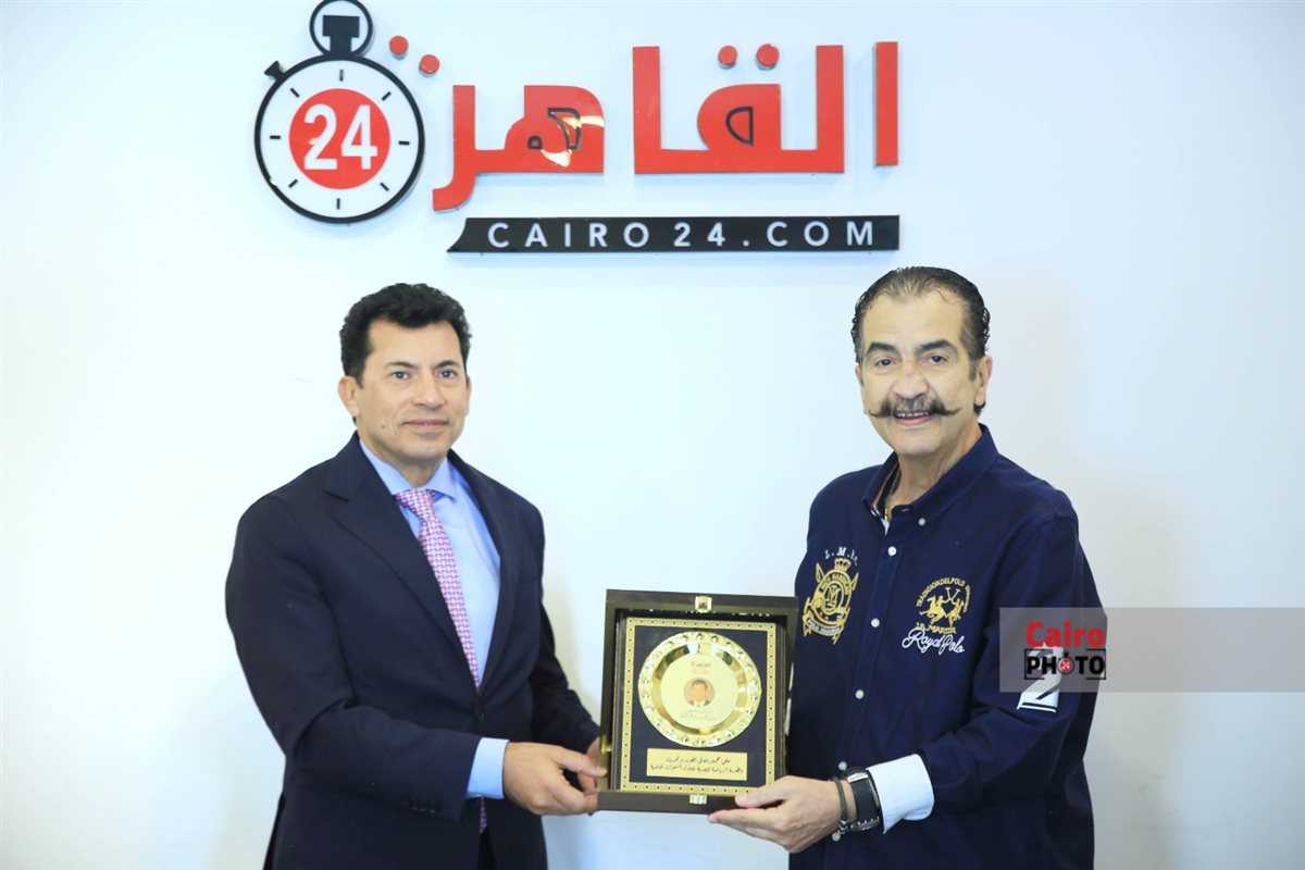 تكريم وزير الرياضة بعد ندوته في القاهرة 24
