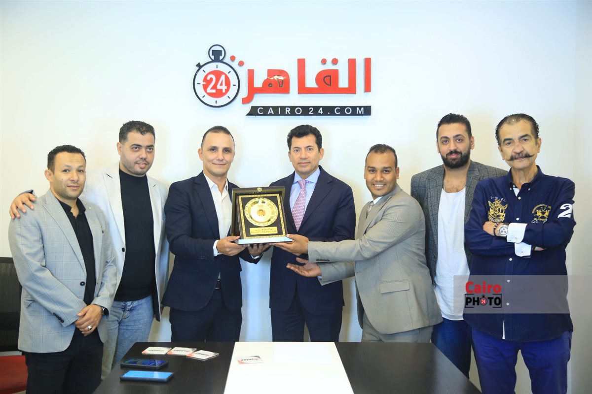 تكريم وزير الرياضة بعد ندوته في القاهرة 24