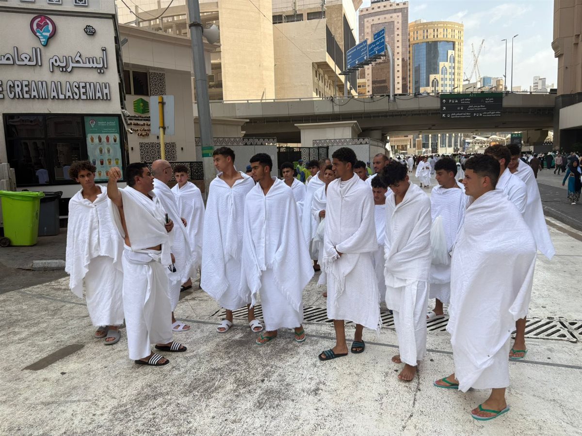 منتخب الناشئين يؤدي مناسك العمرة
