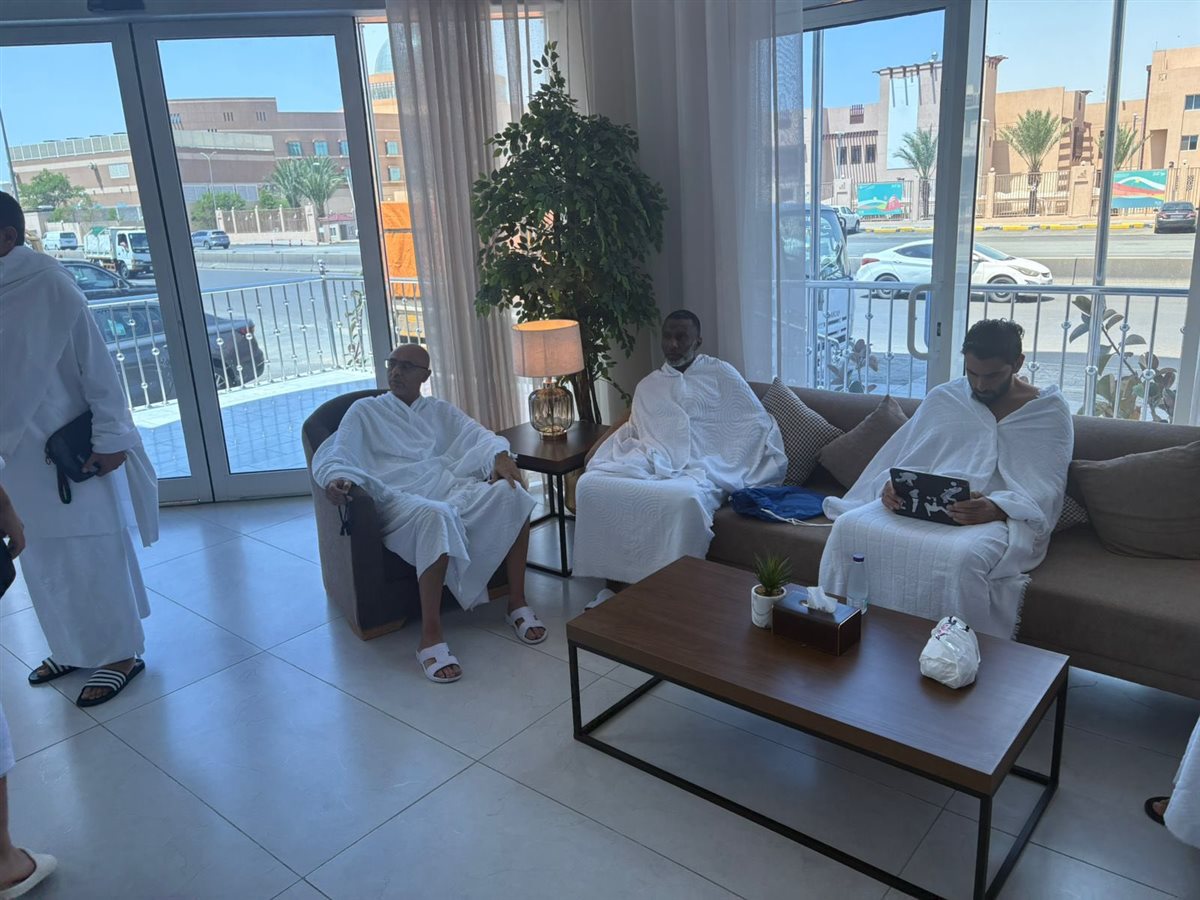 منتخب الناشئين يؤدي مناسك العمرة