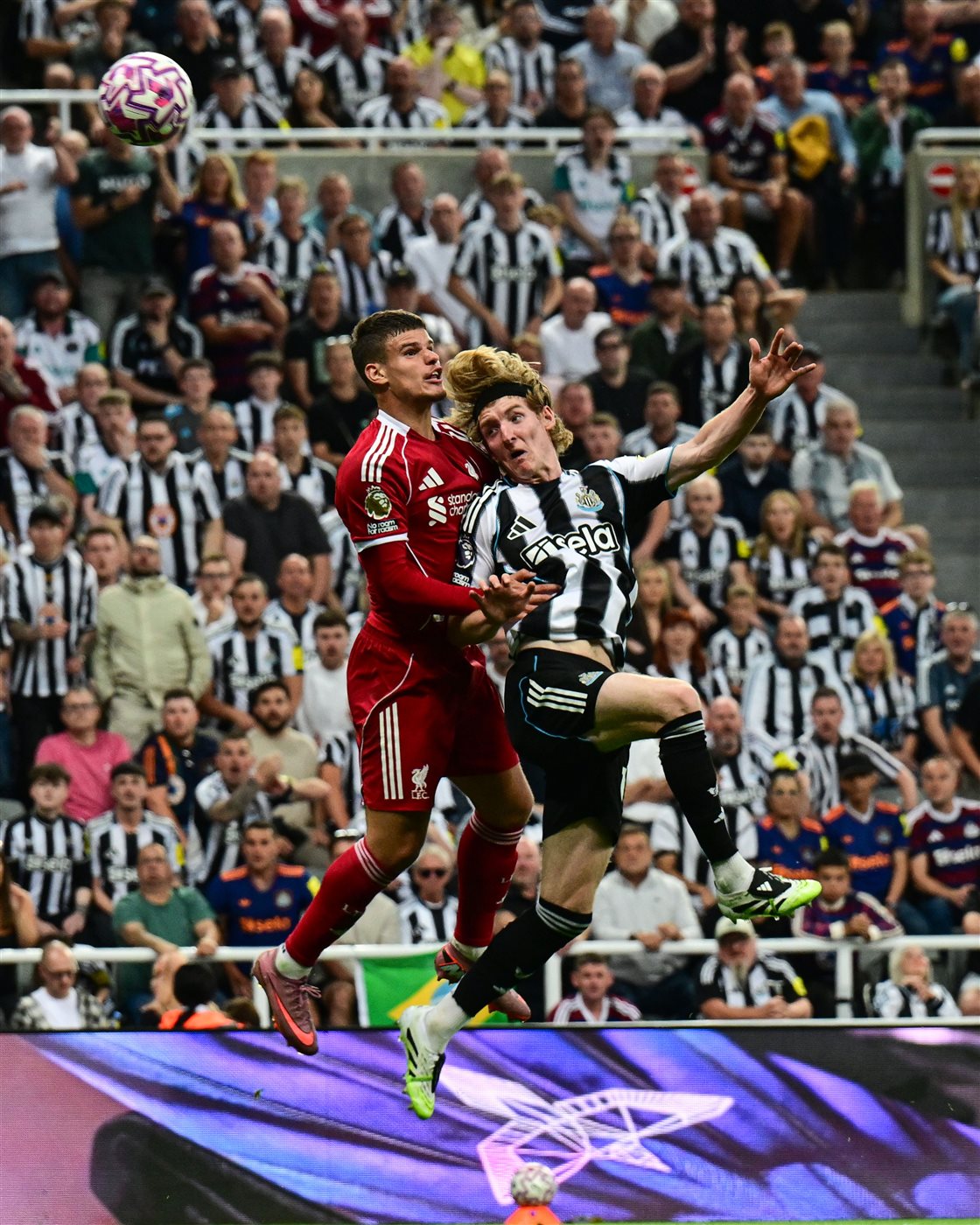 <strong>مباراة ليفربول ونيوكاسل في الدوري الإنجليزي</strong>