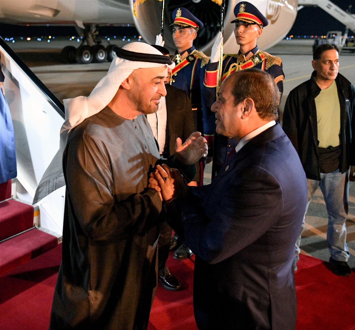 في زيارة لمصر تمتد لعدة أيام.. الرئيس السيسي يستقبل الشيخ محمد بن زايد بمطار العلمين