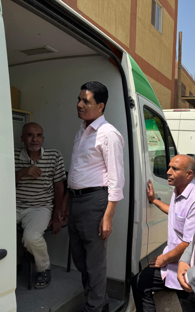 وكيل وزارة الصحة بالأقصر يتفقد القوافل الطبية 