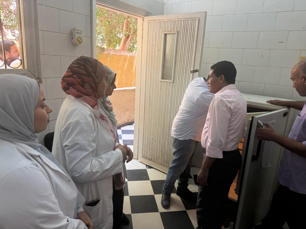 وكيل وزارة الصحة بالأقصر يتفقد القوافل الطبية 