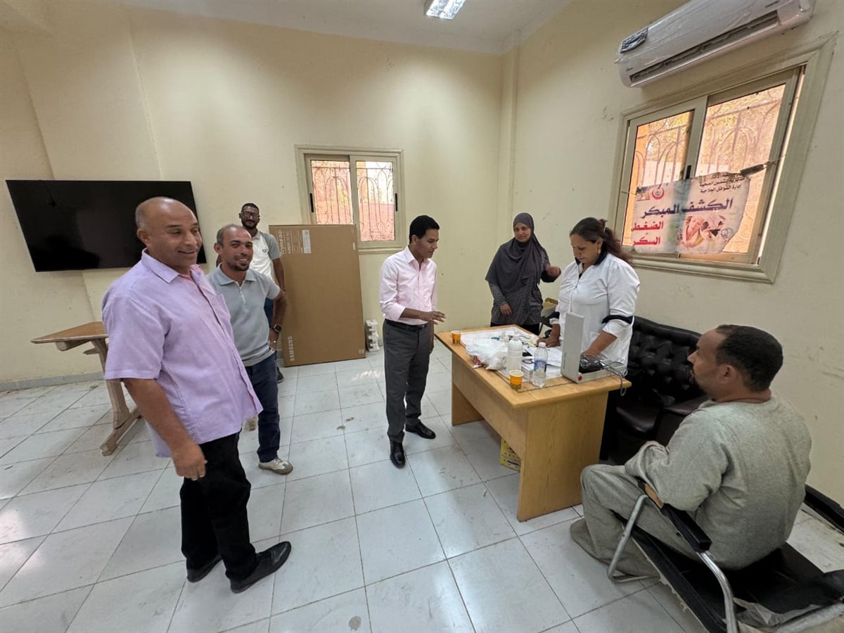 وكيل وزارة الصحة بالأقصر يتفقد القوافل الطبية 