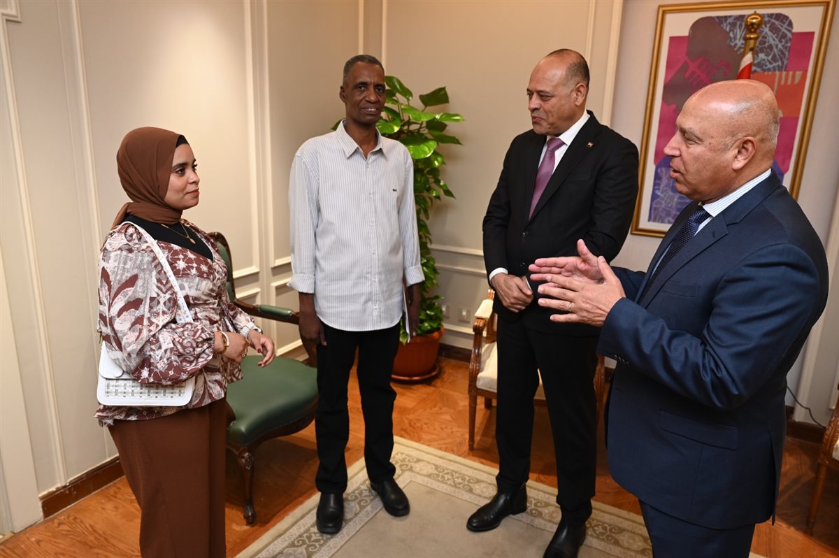 جانب من تكريم الوزير لعامل مزلقان السادات ببني سويف