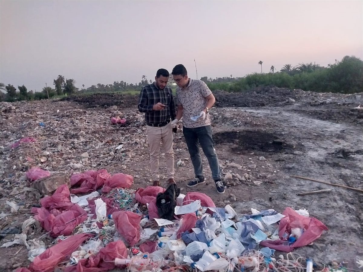 حملة مشتركة ترفع نفايات طبية خطرة على الطريق الدائري بالفيوم