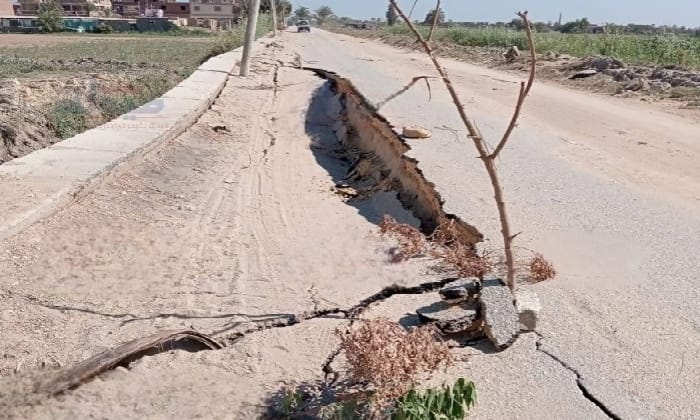 تسبب في كسر خط المياه …معالجة هبوط أرضى محدود بأحد شوارع طاميه بالفيوم