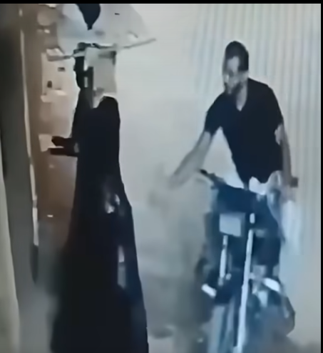 <strong>تحرش شاب بسيدة في أحد الشوارع بمدينة  السلام</strong>