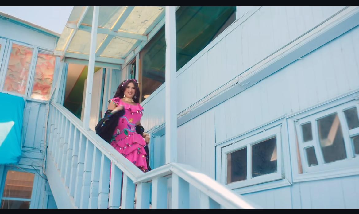 ياسمين عبد العزيز بالملاية اللف في إعلانها الجديد