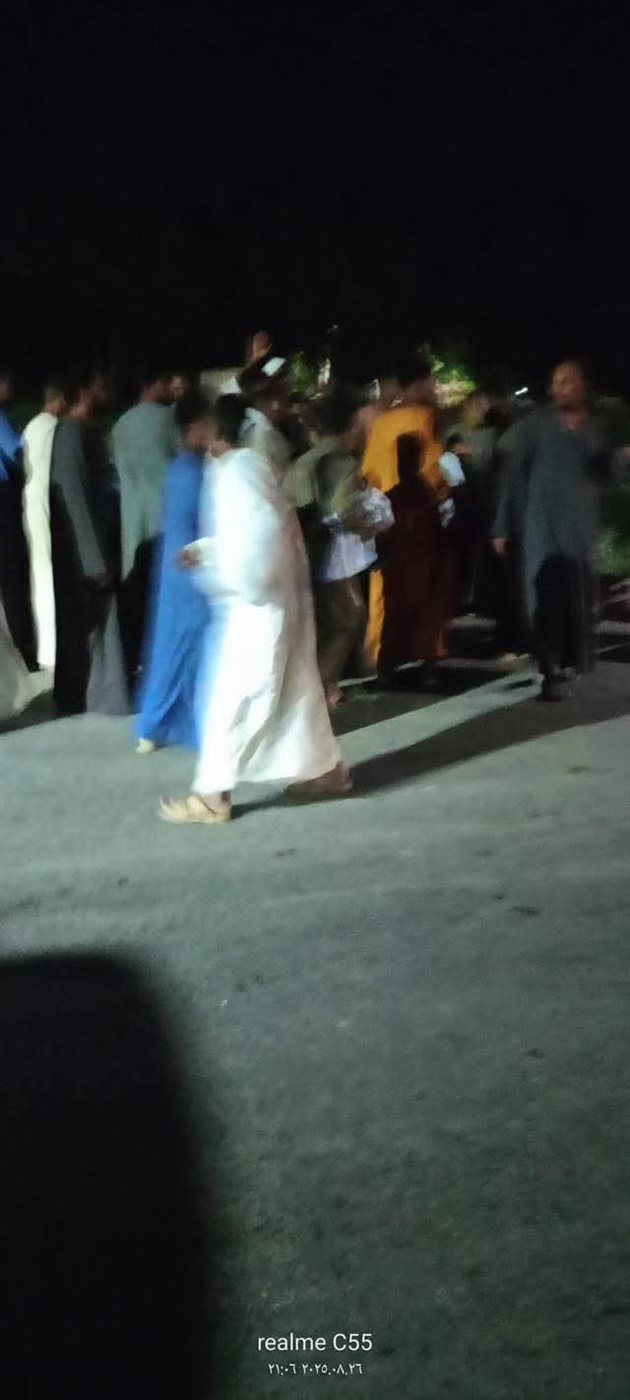 الأهالي ينقذون ركاب تكتوك سقطوا في ترعة بالأقصر