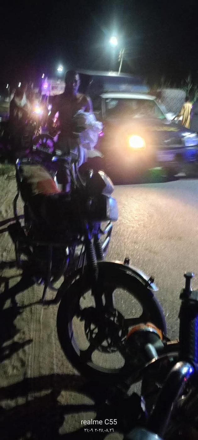 الأهالي ينقذون ركاب تكتوك سقطوا في ترعة بالأقصر