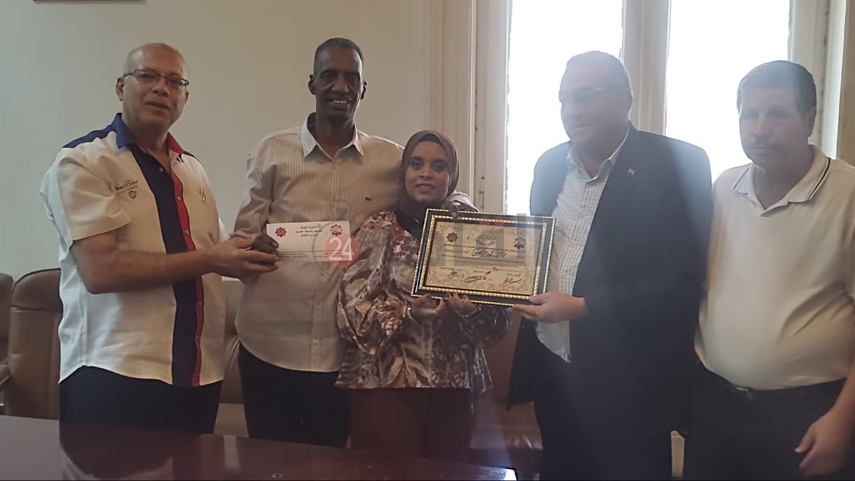 تكريم عامل مزلقان بني سويف