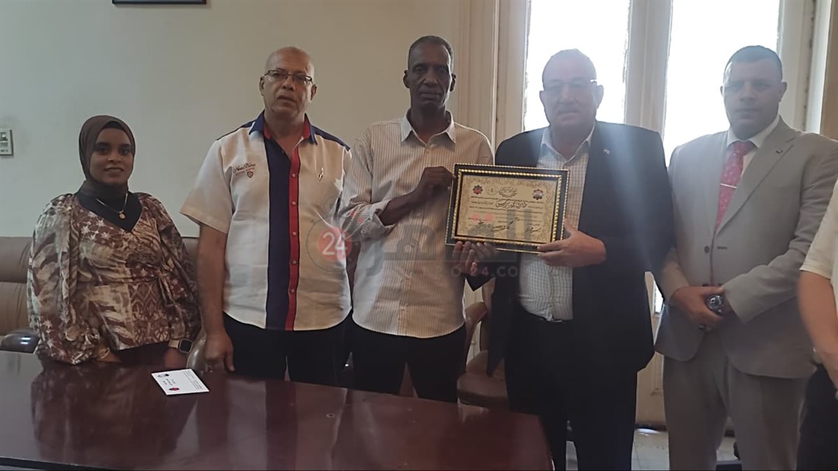 تكريم عامل مزلقان بني سويف