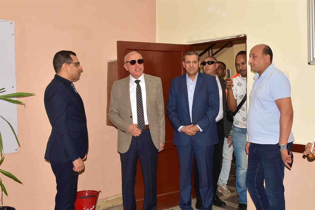 محافظ الأقصر يتفقد لجان الانتخابات