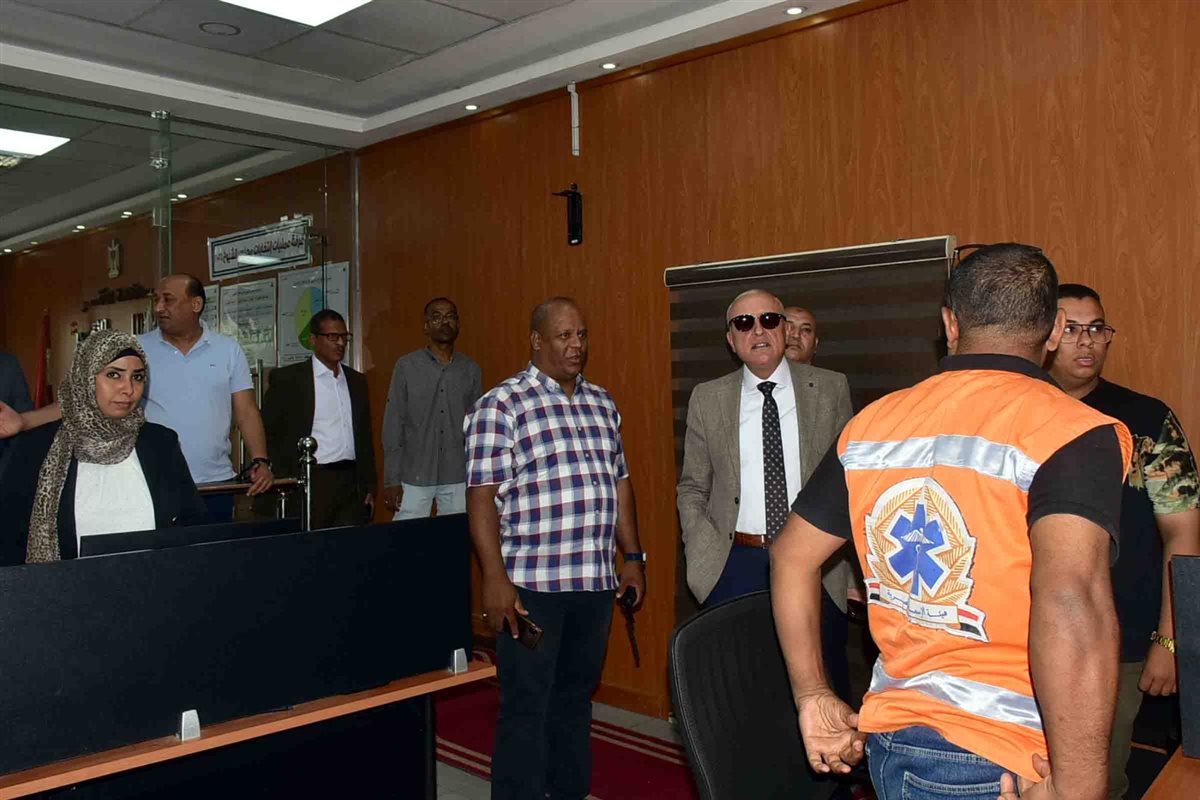 محافظ الأقصر يتفقد لجان الانتخابات