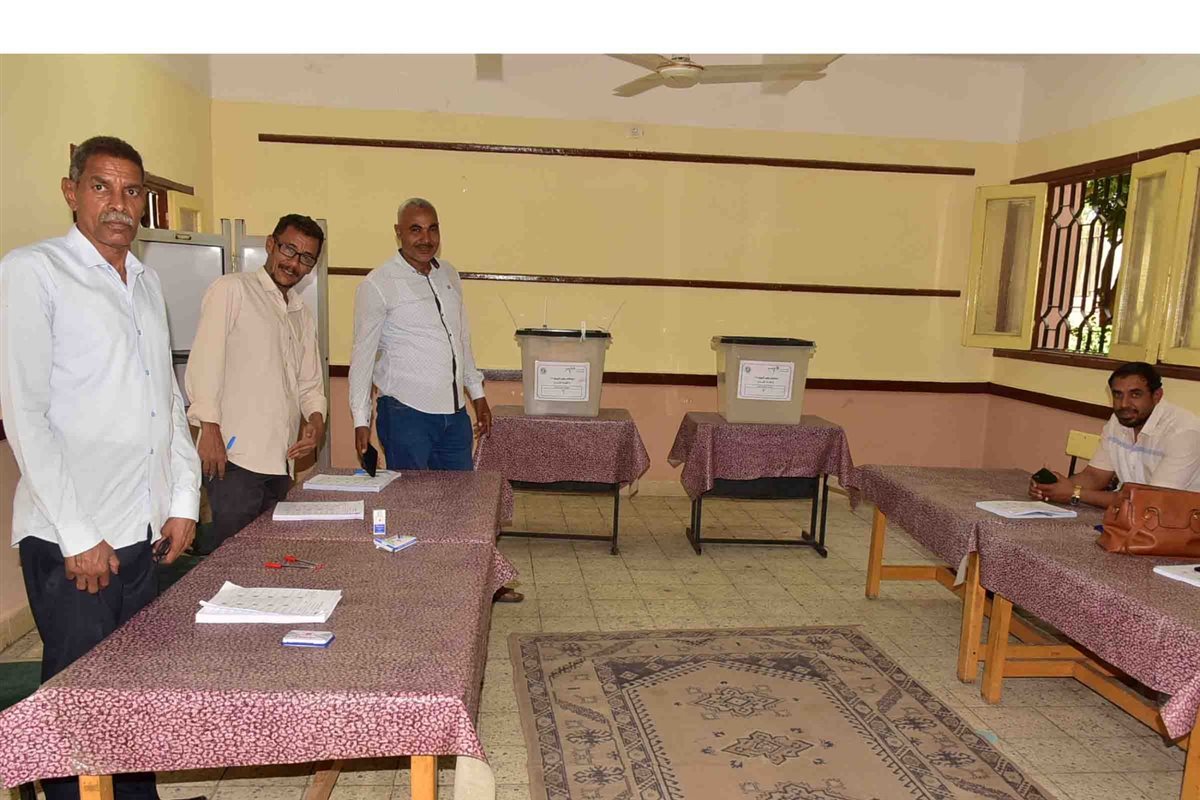 محافظ الأقصر يتفقد لجان الانتخابات