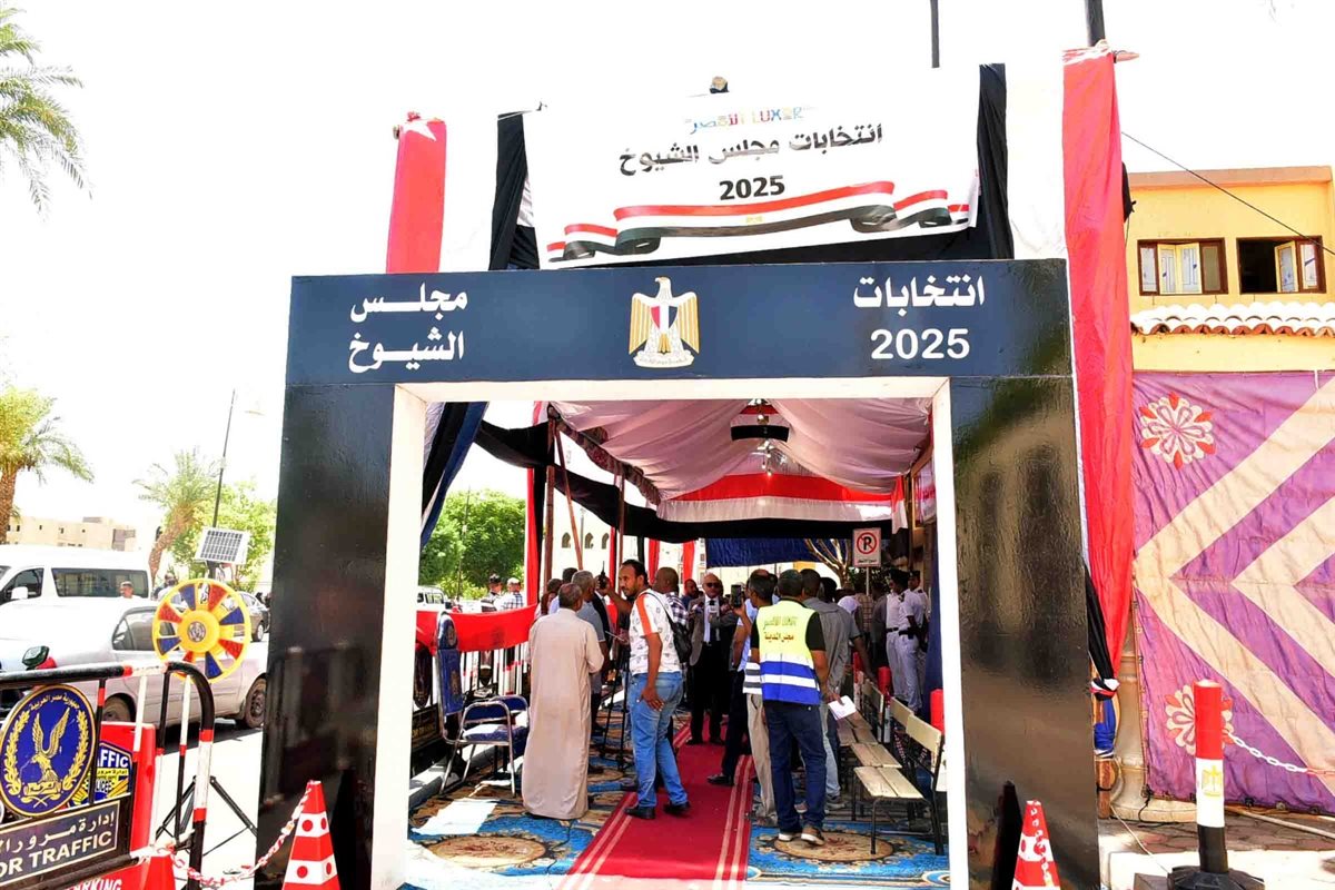 محافظ الأقصر يتفقد لجان الانتخابات