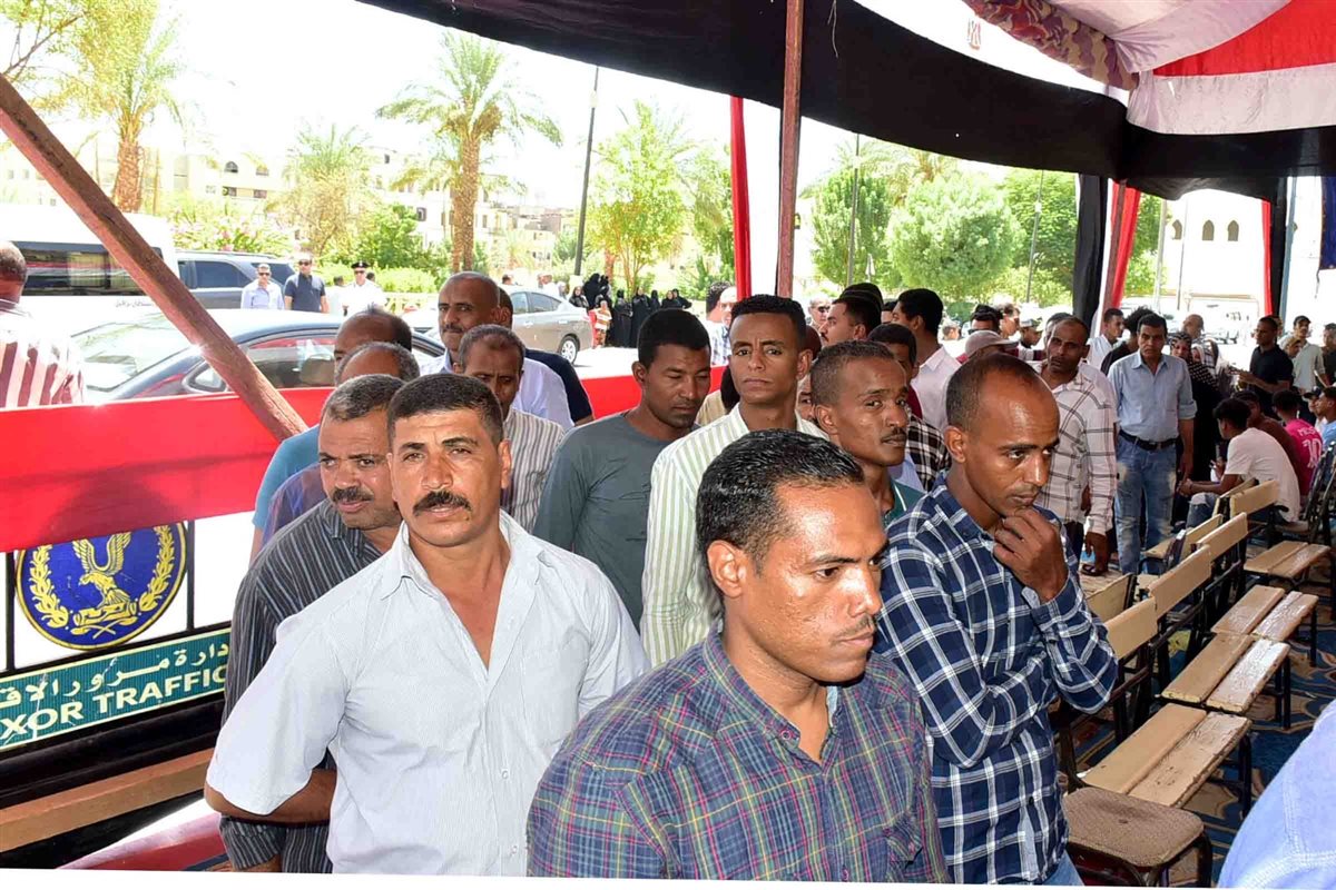 محافظ الأقصر يتفقد لجان الانتخابات