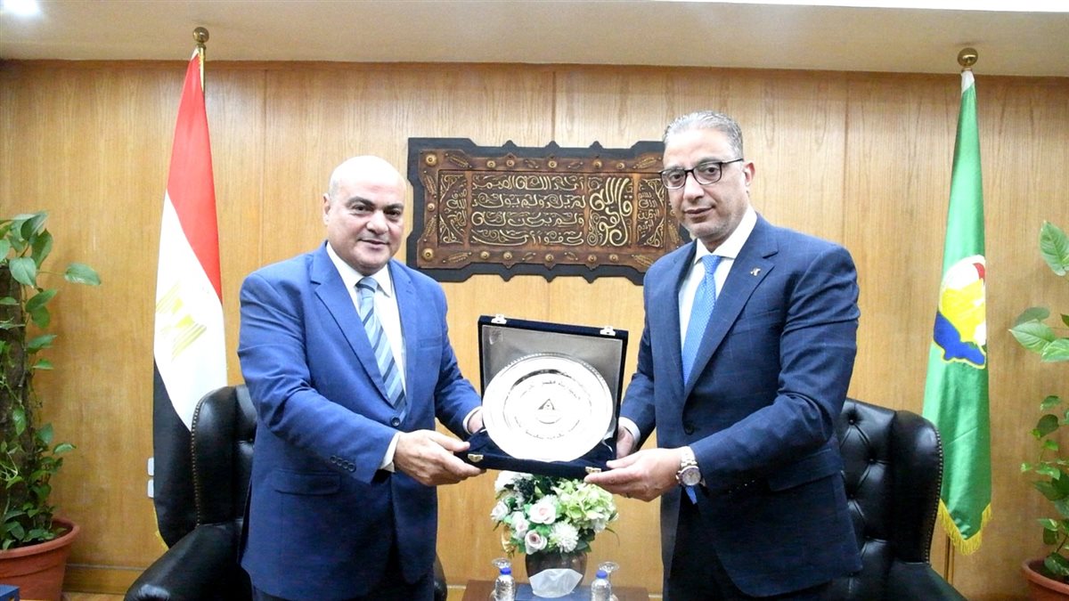 محافظ الفيوم ورئيس الهيئة العامة لتعليم الكبار يبحثان آليات تنفيذ برامج محو الأمية