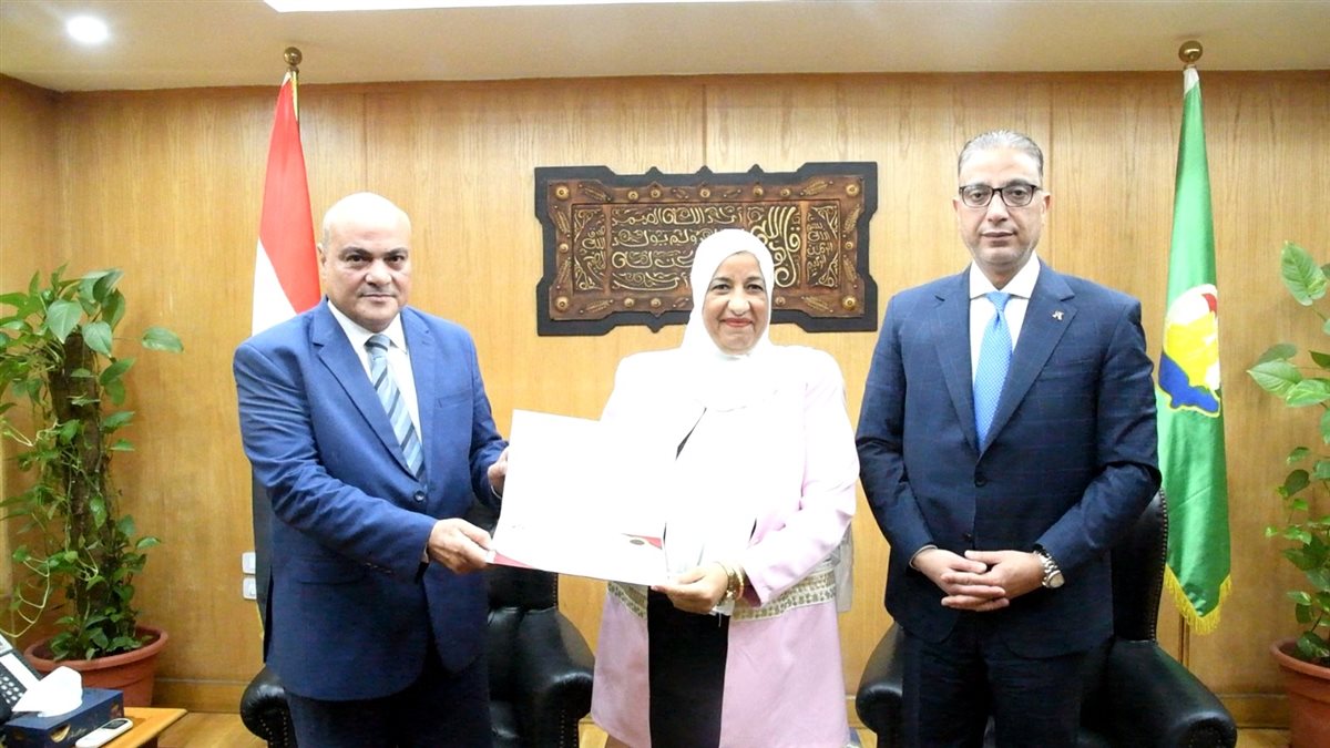 محافظ الفيوم ورئيس الهيئة العامة لتعليم الكبار يبحثان آليات تنفيذ برامج محو الأمية