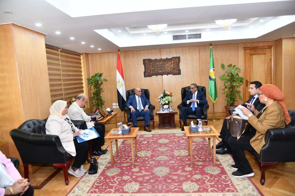 محافظ الفيوم ورئيس الهيئة العامة لتعليم الكبار يبحثان آليات تنفيذ برامج محو الأمية
