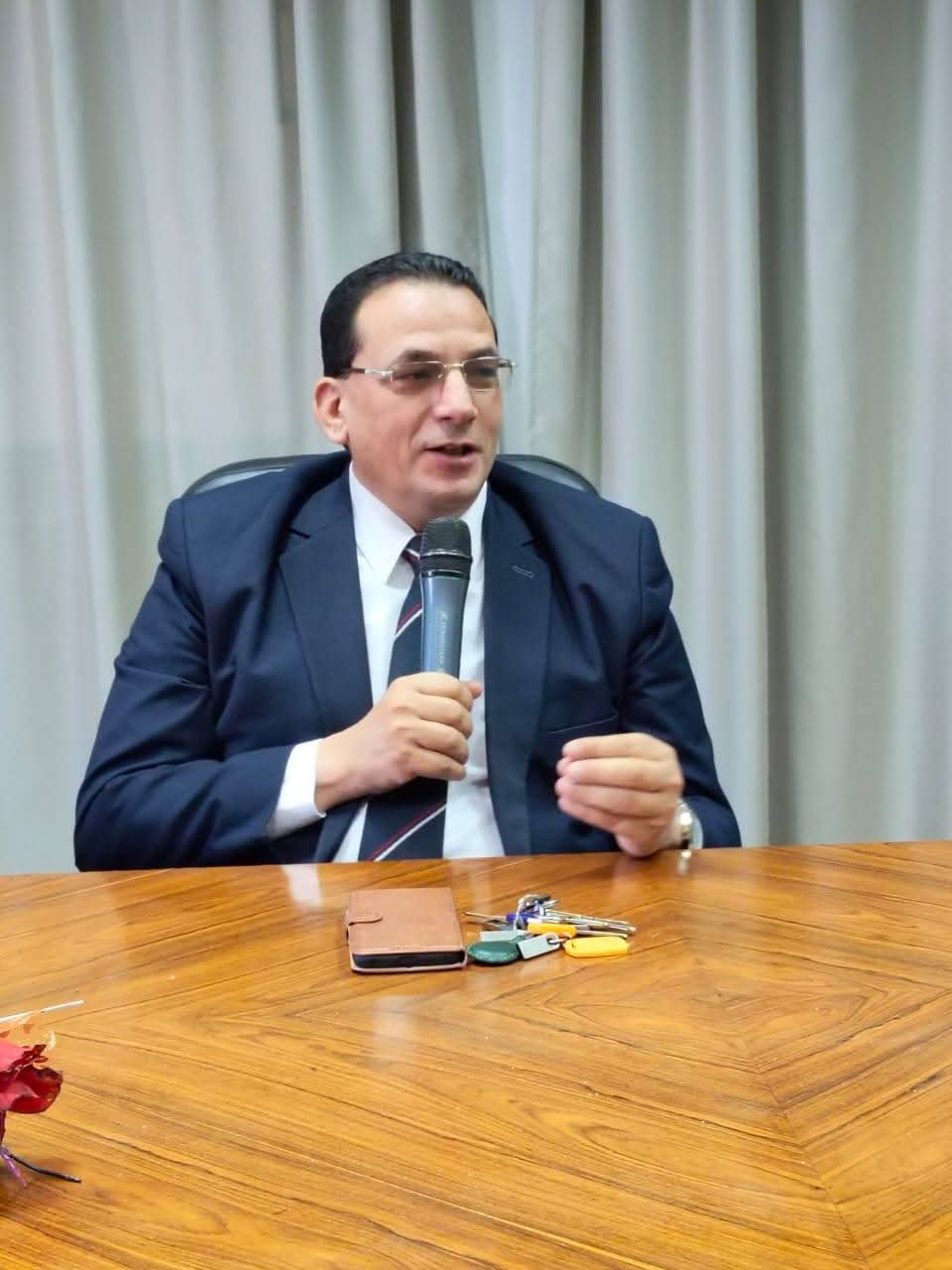 الدكتور عبد العزيز حسين 