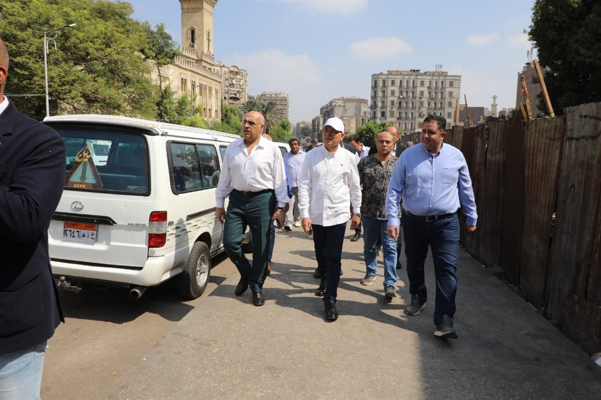 محافظ القاهرة يشدد على إزالة كافة الإشغالات المتواجدة أعلى كوبري الليمون التراثى