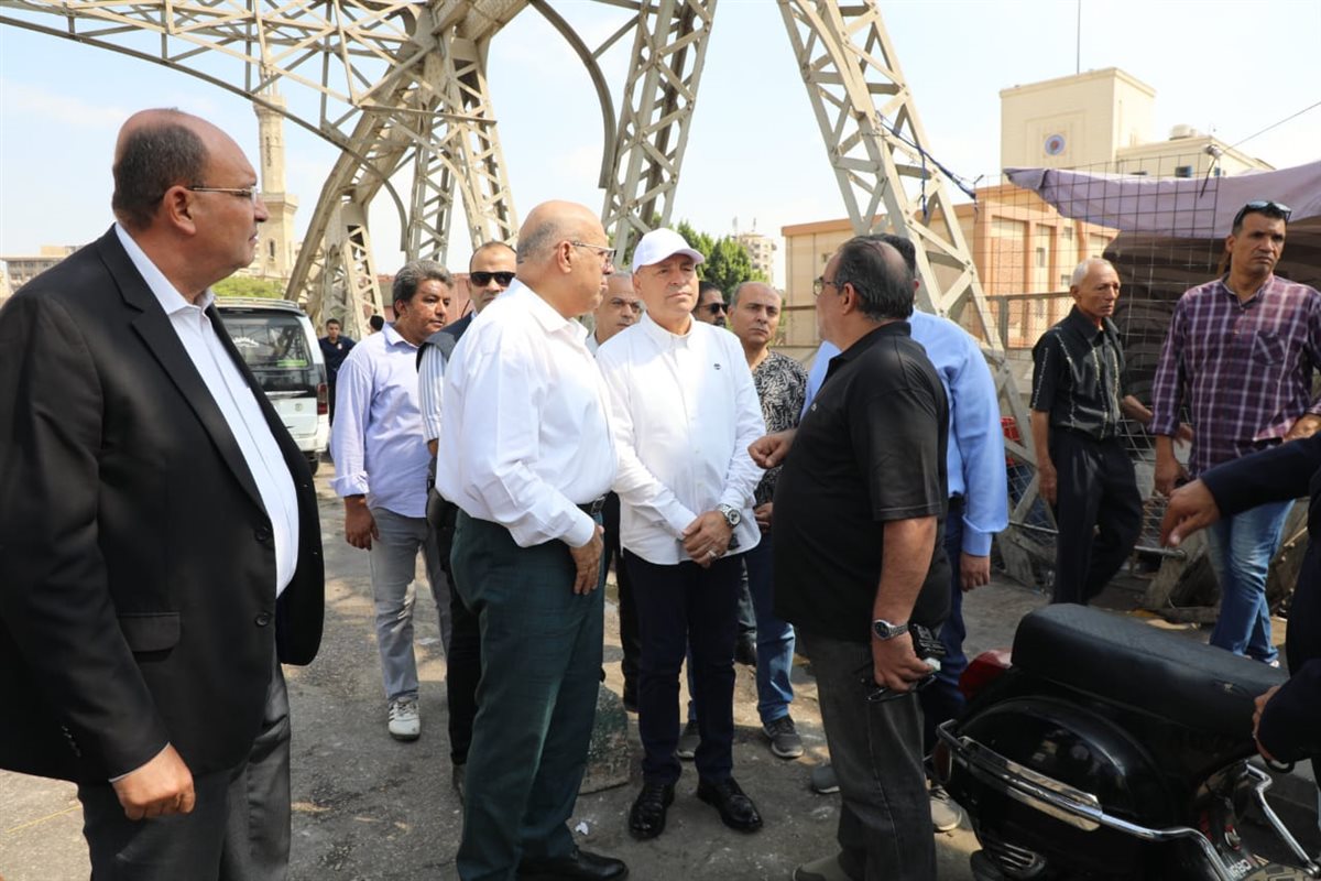 محافظ القاهرة يشدد على إزالة كافة الإشغالات المتواجدة أعلى كوبري الليمون التراثى