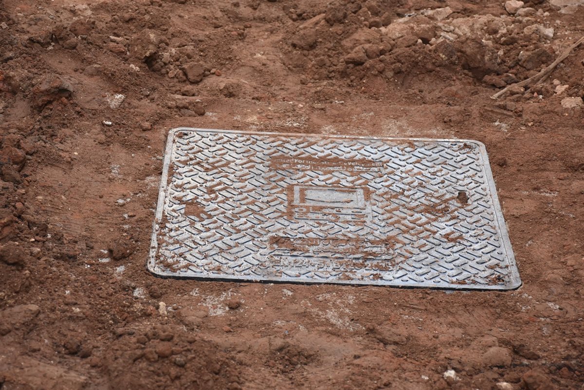 رئيس شركة مياه الشرب يتابع الوصلات المنزلية بالرياينةً