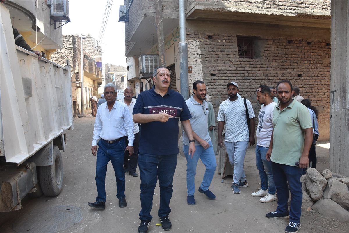 رئيس شركة مياه الشرب يتابع الوصلات المنزلية بالرياينةً