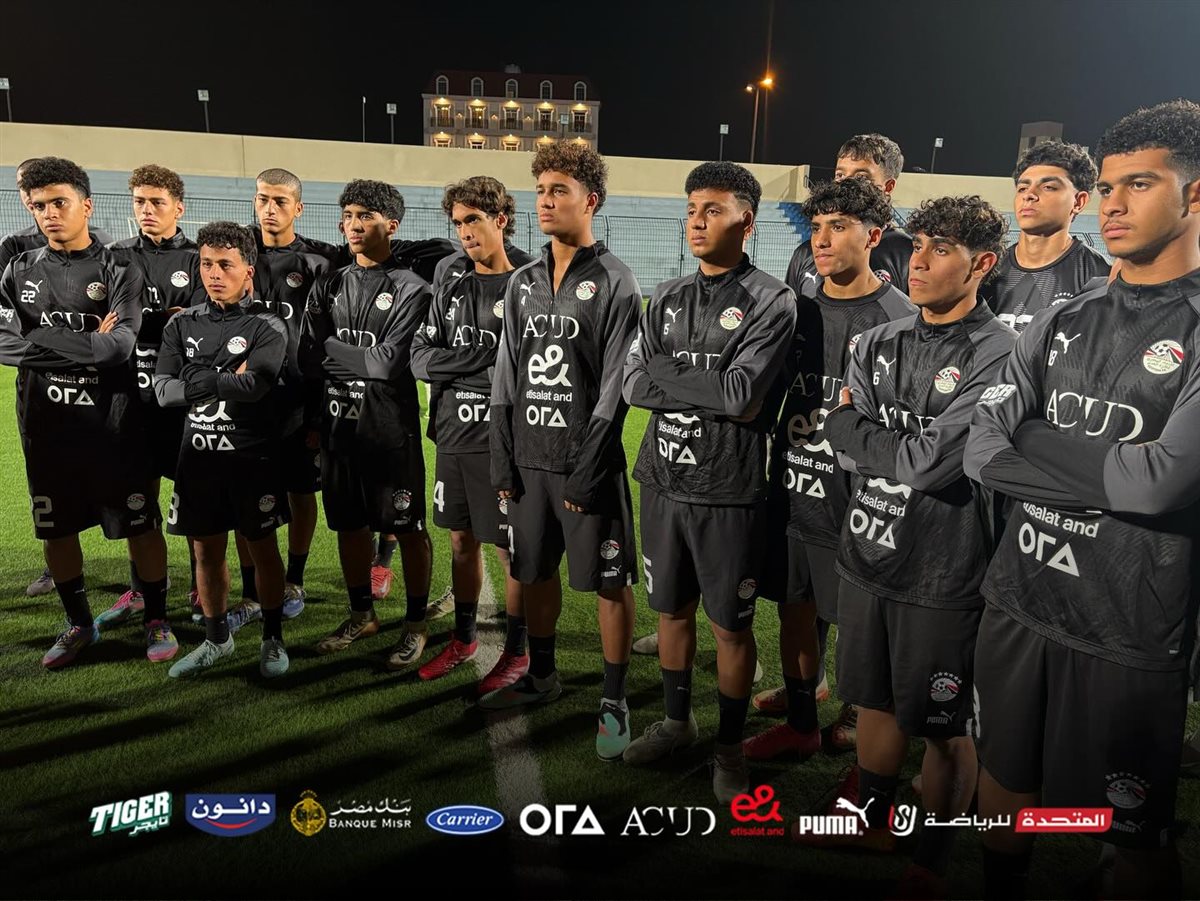 <strong>وليد درويش يجتمع بلاعبي المنتخب قبل انطلاق المران الأول في أبها استعدادًا لكأس الخليج</strong>