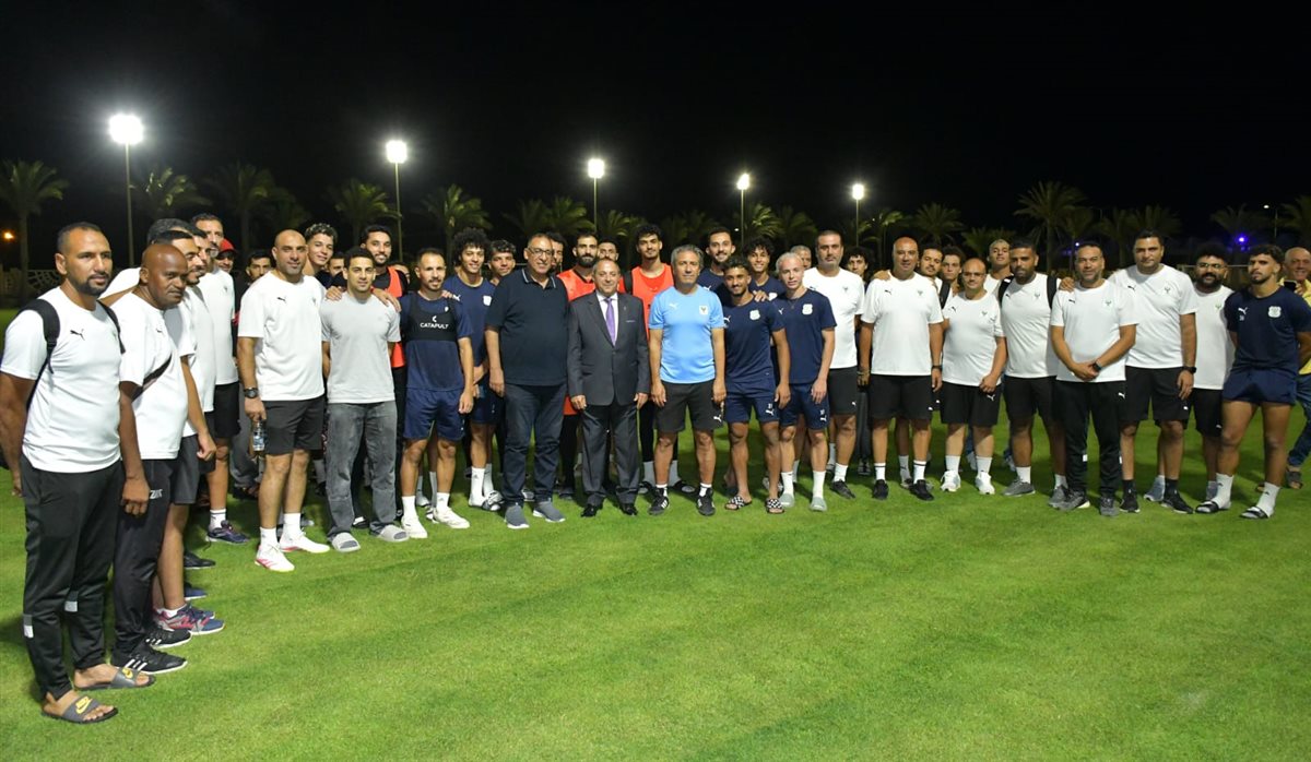 محافظ بورسعيد يزور فريق النادي المصري