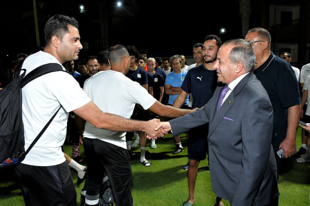 محافظ بورسعيد يزور فريق النادي المصري