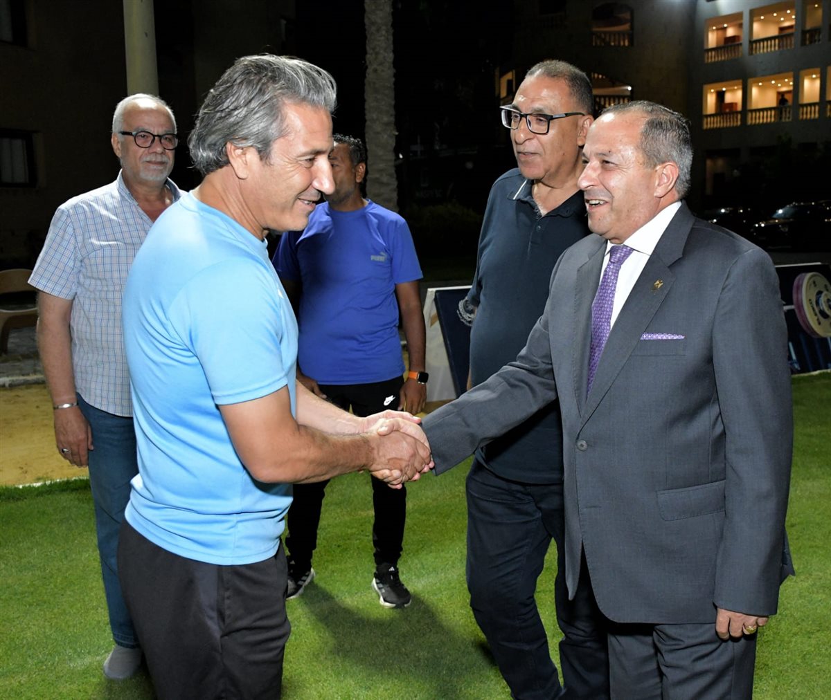 محافظ بورسعيد يزور فريق النادي المصري