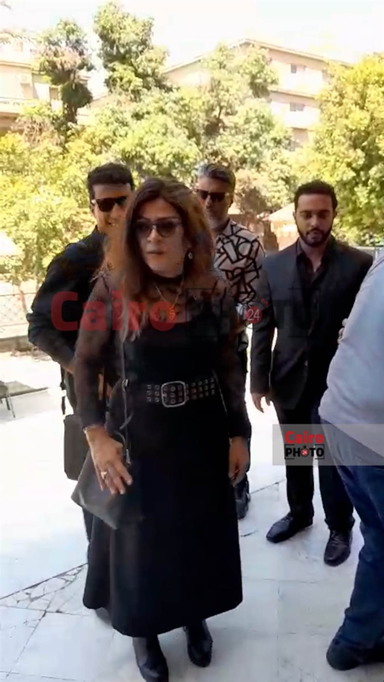 أسرة الإعلامي عاطف عادل تصل كنيسة مارمرقس لانتظار وصول الجثمان