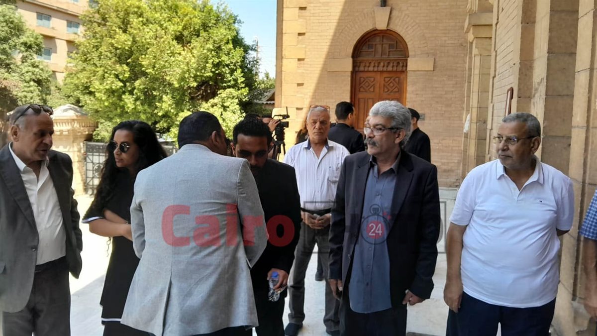 <strong>أسرة الإعلامي عاطف عادل تصل كنيسة مارمرقس لانتظار وصول الجثمان</strong>