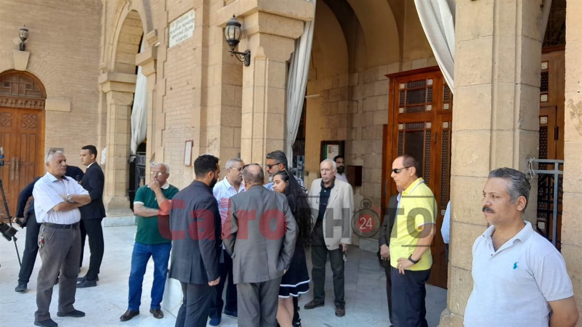 أسرة الإعلامي عاطف عادل تصل كنيسة مارمرقس لانتظار وصول الجثمان