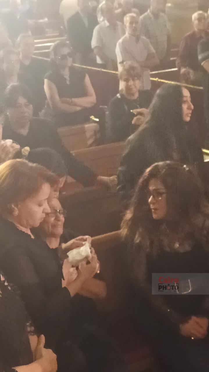 انهيار شقيقة الإعلامي عاطف كامل فور وصول جثمانه إلى &nbsp;كنيسة مارمرقس