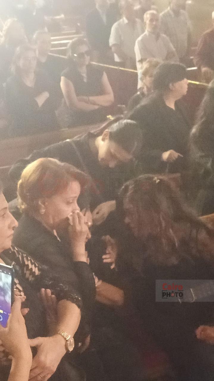 انهيار شقيقة الإعلامي عاطف كامل فور وصول جثمانه إلى &nbsp;كنيسة مارمرقس