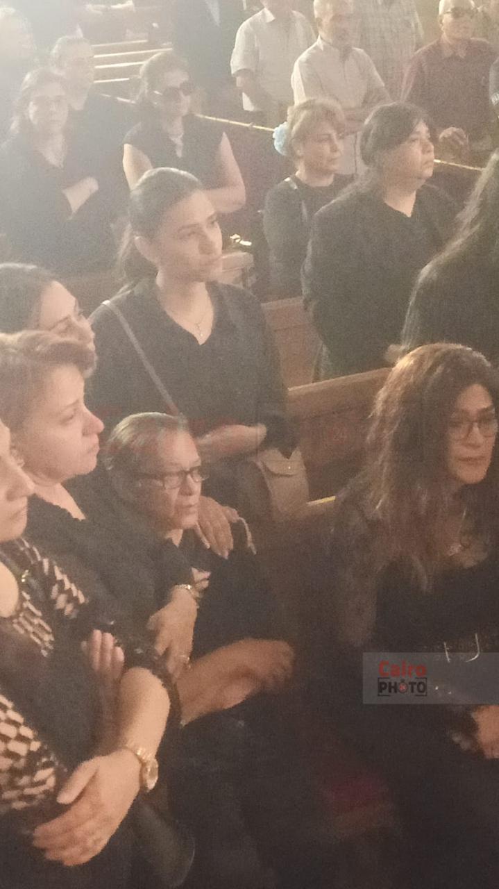 انهيار شقيقة الإعلامي عاطف كامل فور وصول جثمانه إلى &nbsp;كنيسة مارمرقس