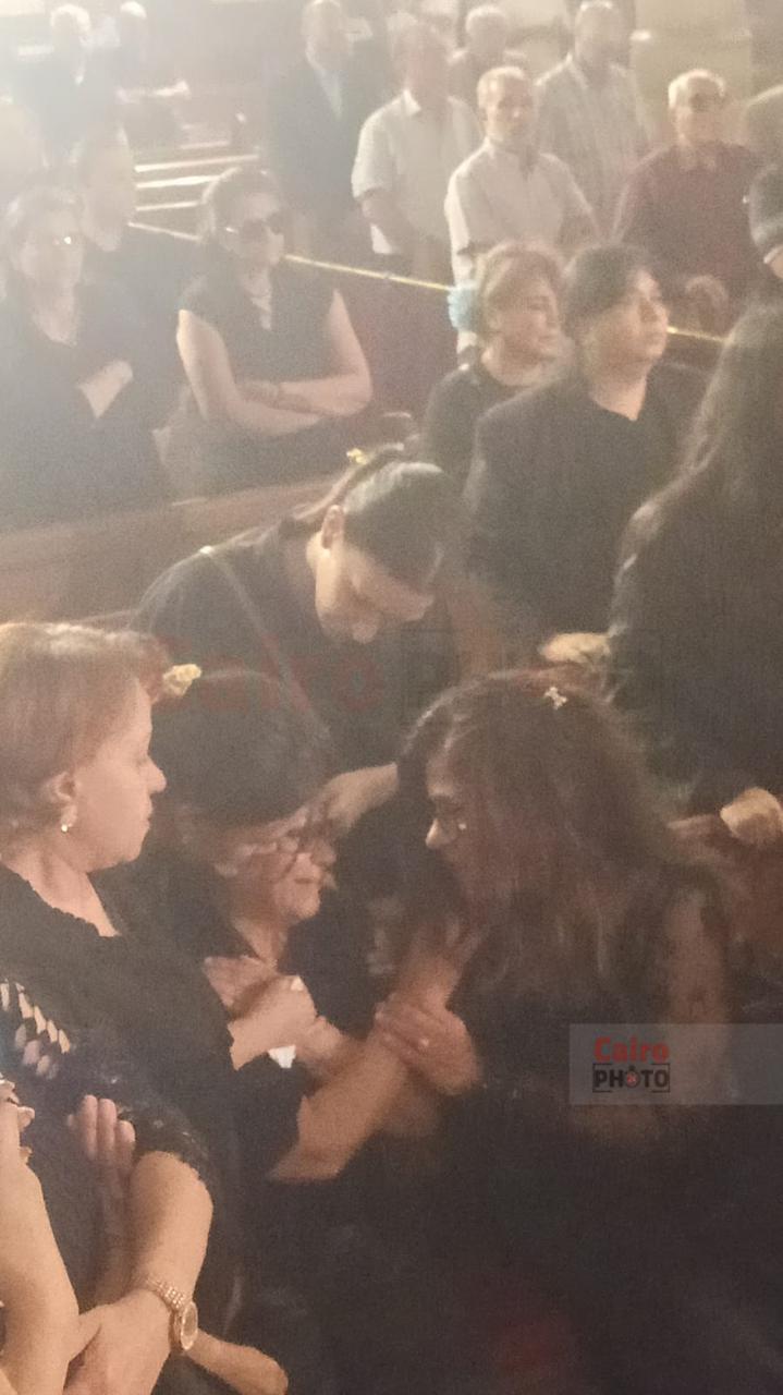 انهيار شقيقة الإعلامي عاطف كامل فور وصول جثمانه إلى &nbsp;كنيسة مارمرقس