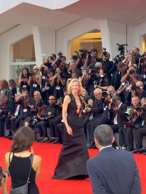 رايا أبي راشد والإيطالية إيمانويلا فانيلي أبرز الحضور على ريد كاربت افتتاح مهرجان فينيسيا السينمائي