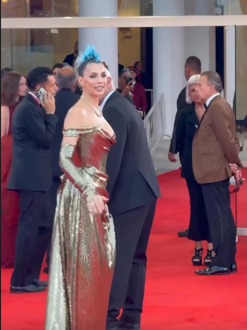 رايا أبي راشد والإيطالية إيمانويلا فانيلي أبرز الحضور على ريد كاربت افتتاح مهرجان فينيسيا السينمائي