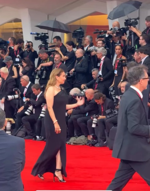 رايا أبي راشد والإيطالية إيمانويلا فانيلي أبرز الحضور على ريد كاربت افتتاح مهرجان فينيسيا السينمائي