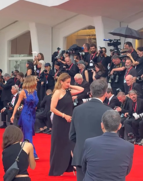 رايا أبي راشد والإيطالية إيمانويلا فانيلي أبرز الحضور على ريد كاربت افتتاح مهرجان فينيسيا السينمائي