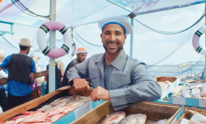 كيمياء لافتة بين ياسمين عبد العزيز وأحمد سعد في إعلان بيج شيبس