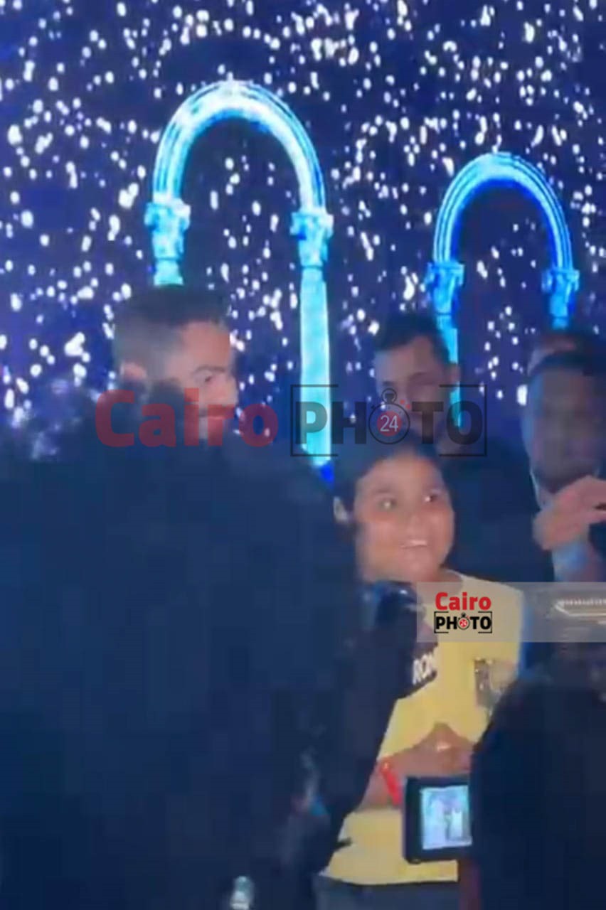 حقق حلمها.. تامر حسني رفقة هايدي بطلة تريند الشيبسي