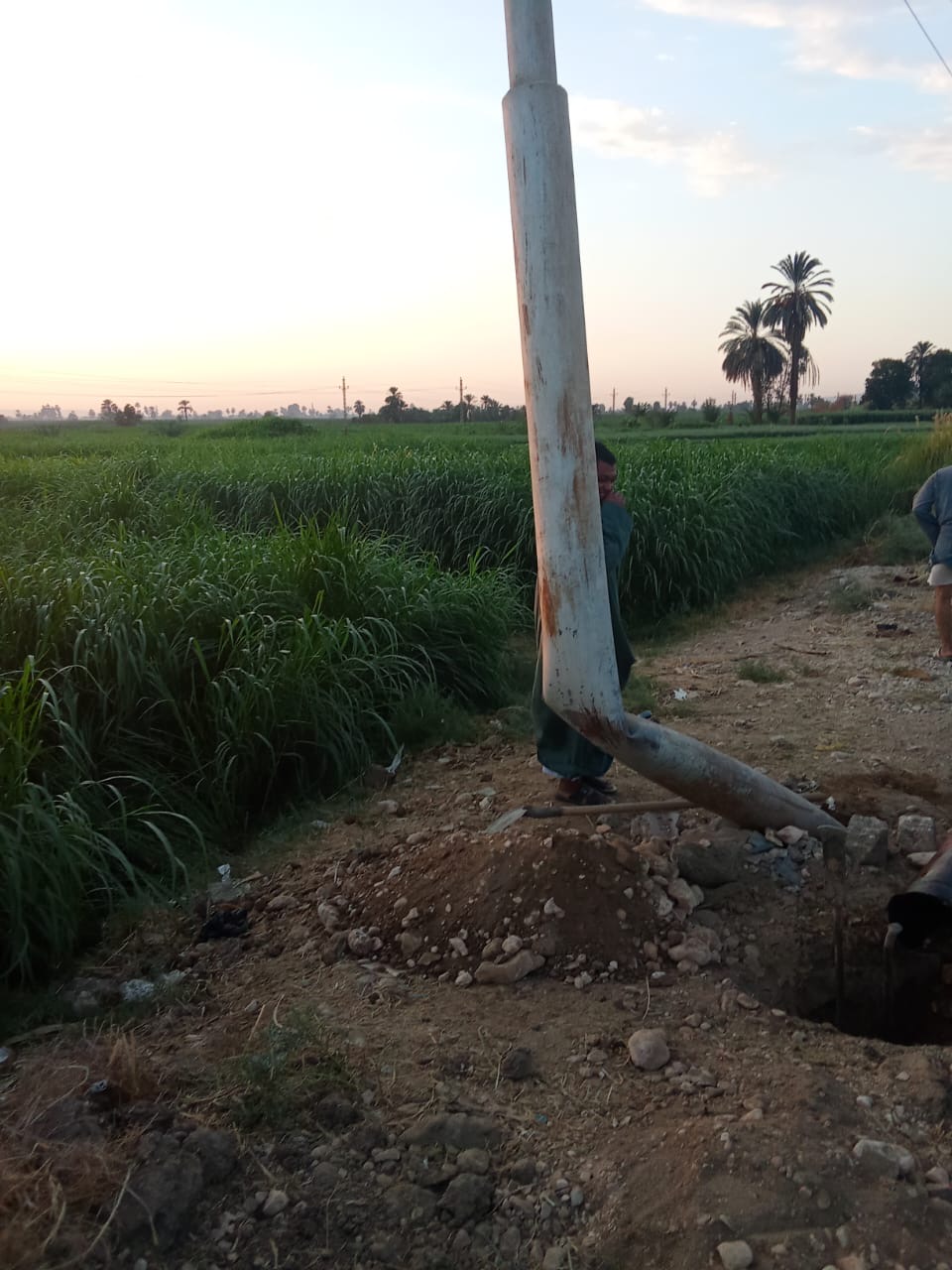 صيانة عمود مائل على الطريق السريع